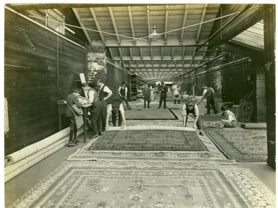 Inspección final, fábrica de alfombras, 1923 de English Photographer